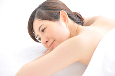 うつ伏せの女性_エステ