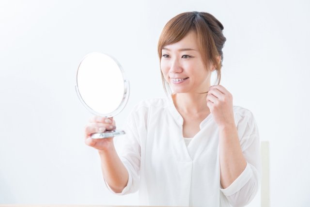 もみあげを整える女性