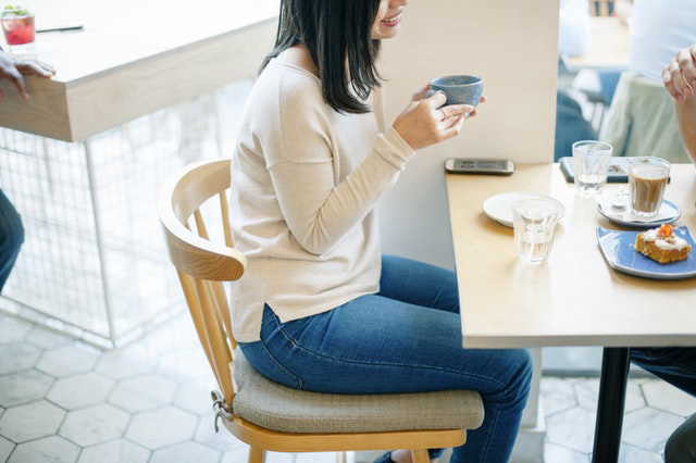 カフェでくつろぐ