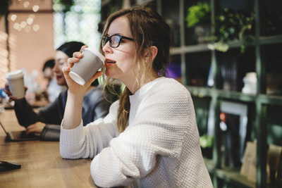 カフェの女性