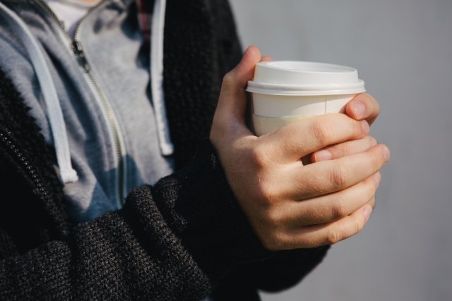コーヒーを持つ