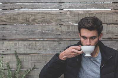 コーヒーを飲む男性