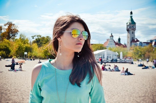 サングラスの女性