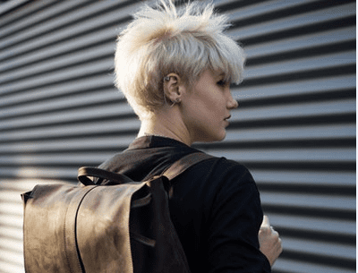 ショートヘア金髪