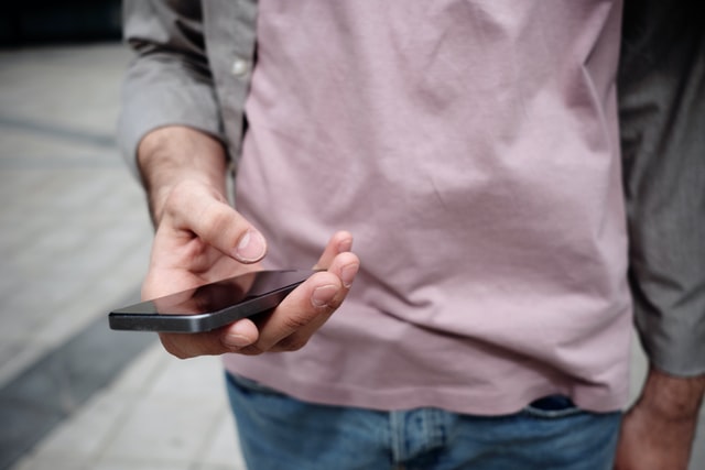 スマホを持つ男性