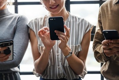 スマホを見る女性達