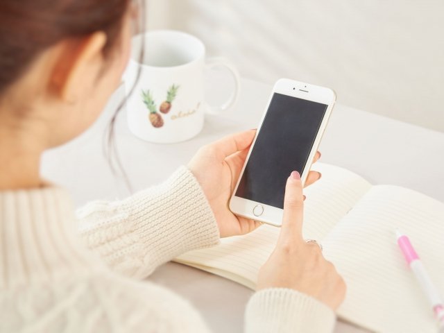 スマホ操作する女性