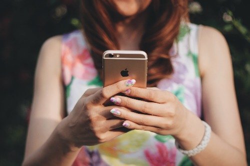 スマホ見る女性_花柄