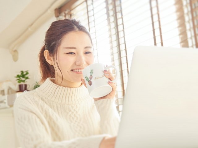 パソコンする女性