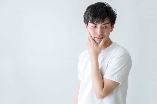 ヒゲを触る