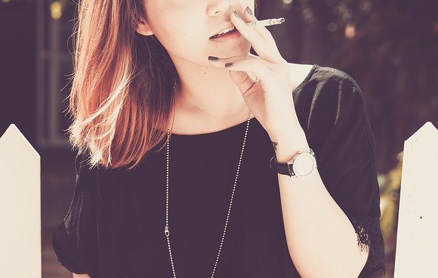 喫煙女性