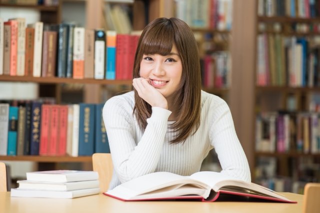 図書館の女性