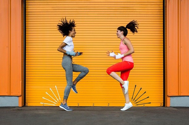 笑顔の2人の女性