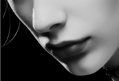 女性の口元