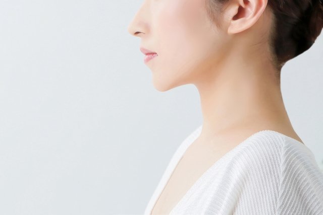 女性の真横顔