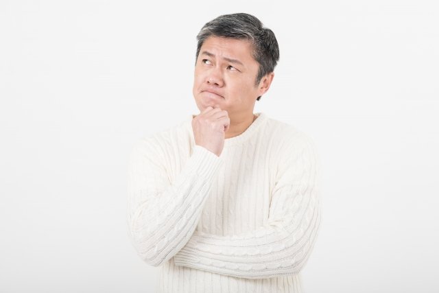 悩むおじさん