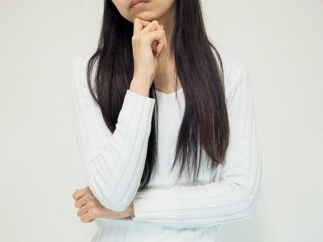 女性が髪で悩む姿