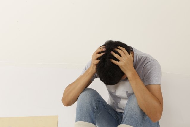 悩む男性