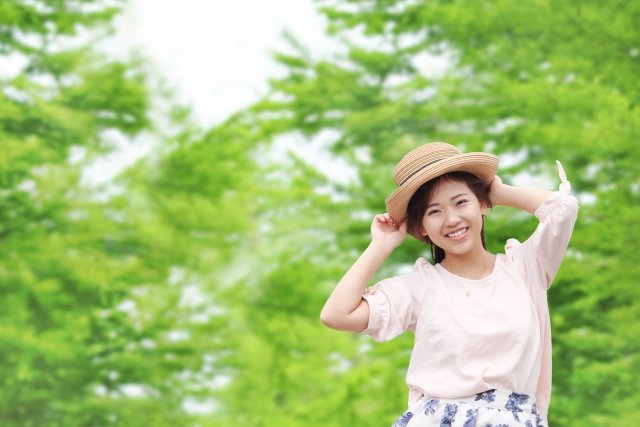 新緑と女性