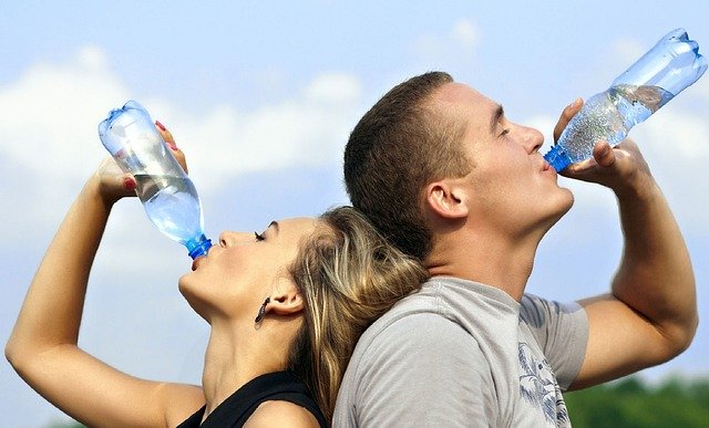 水を飲む