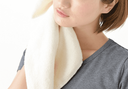 汗を拭く女性