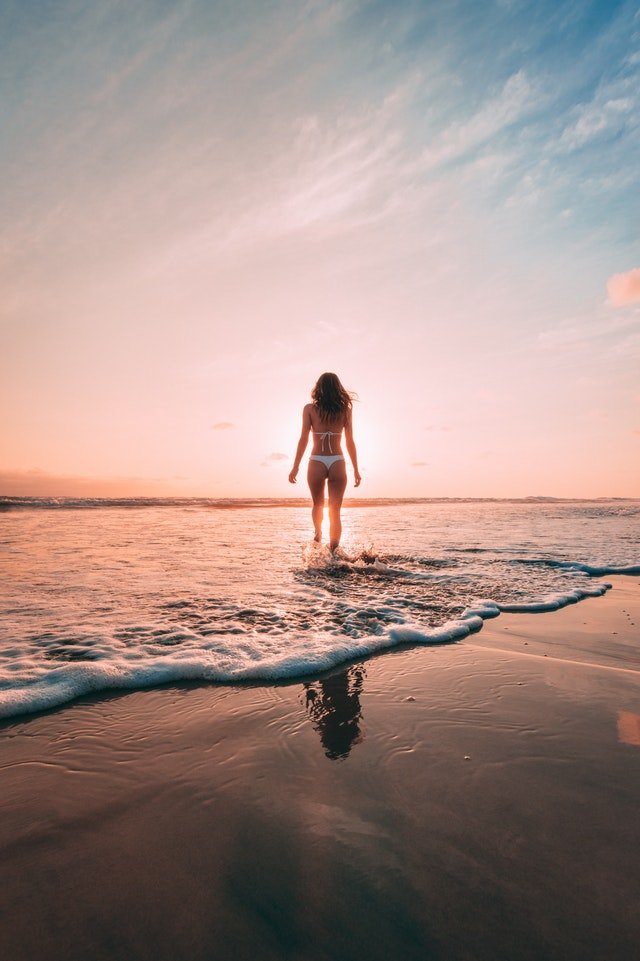 海_ビキニ女性