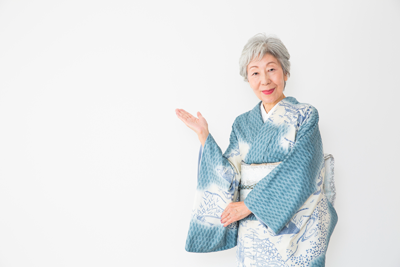 白髪女性和装