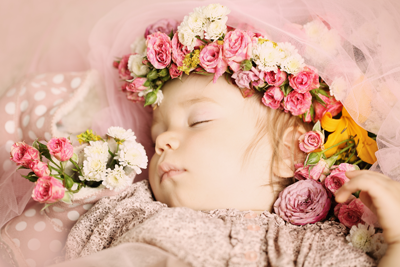 眠る女の子
