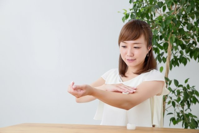 腕に塗る