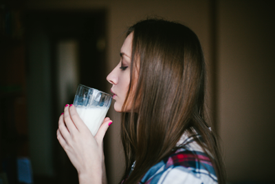 豆乳を飲む女性
