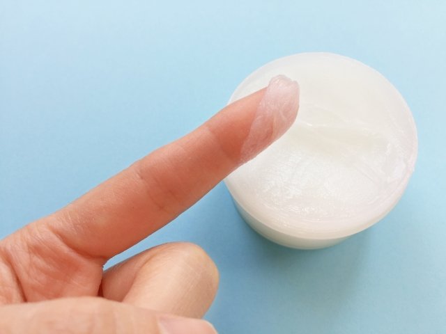 軟膏を手に取る