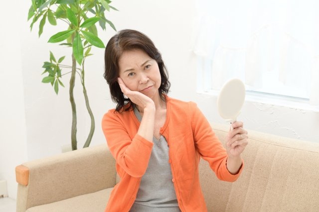 鏡を見るシニア女性
