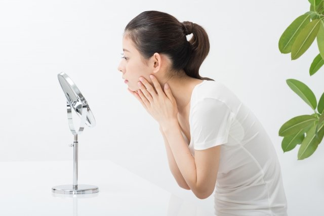 鏡チェック女性