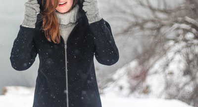 雪とコート女性