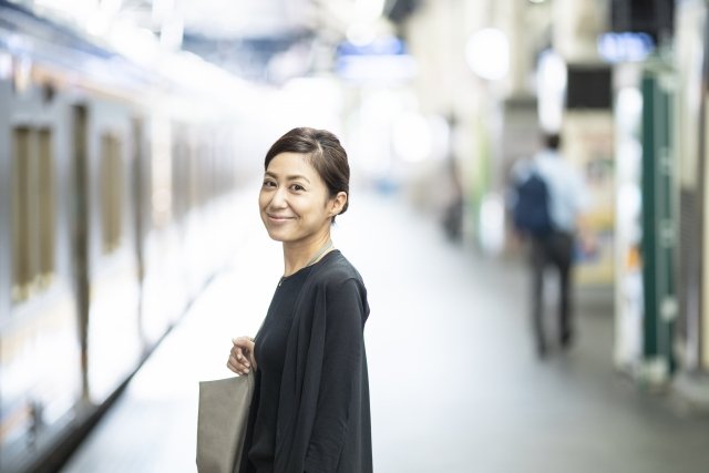 電車乗る女性