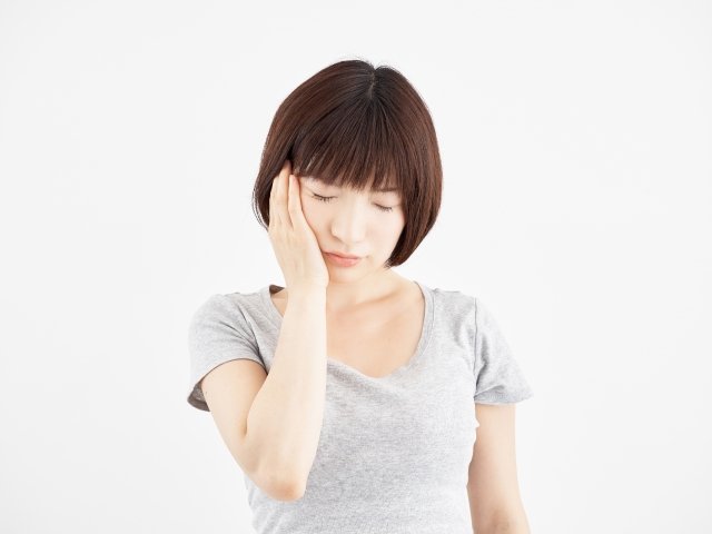 頬が気になる女性