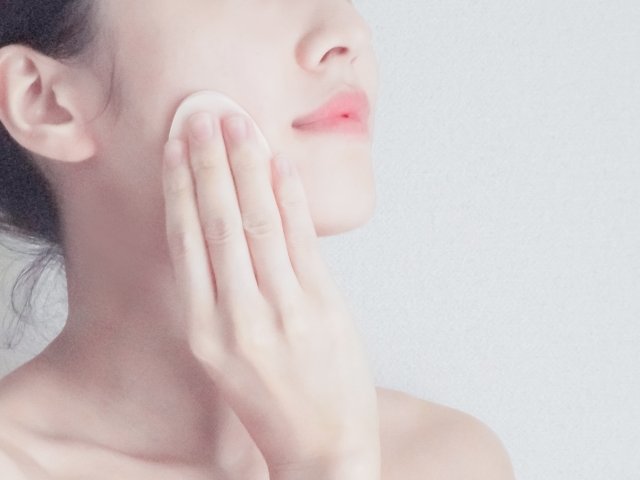 頬にファンデを塗る_女性