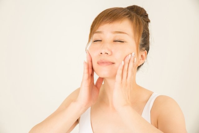 頬に塗る女性