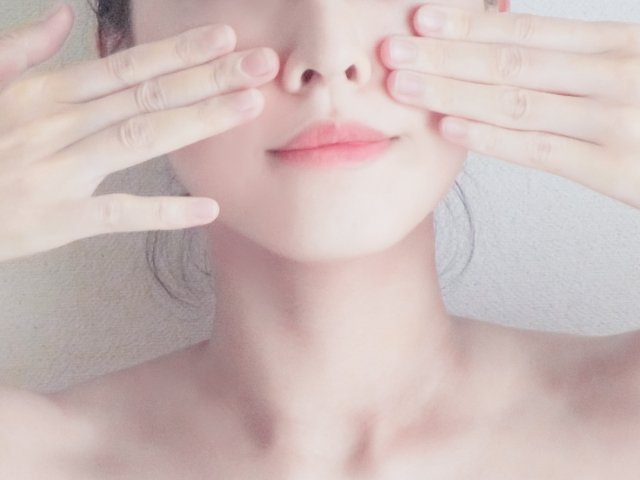 頬に手を当てる