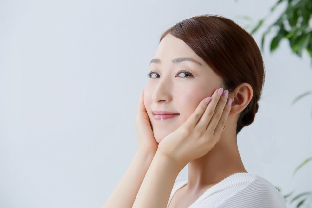 頬に手を置く