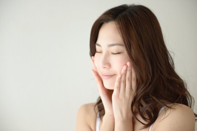 頬をさわる