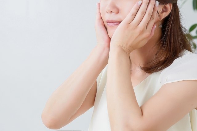 頬を押さえる