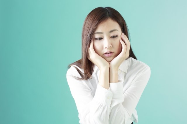 頬杖つく女性