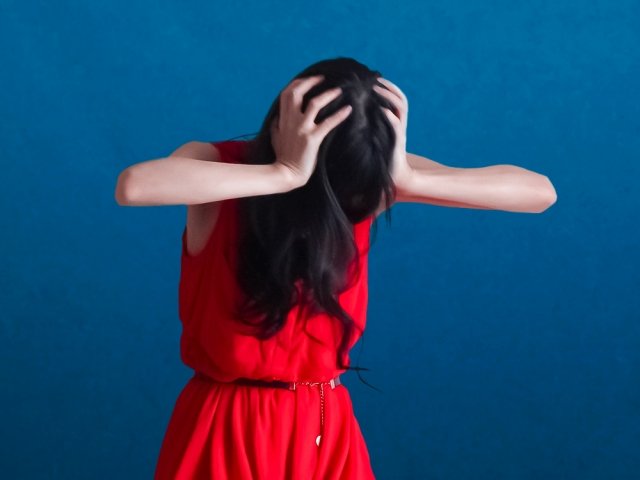頭抱える女性