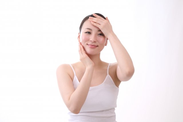 額と頬に手