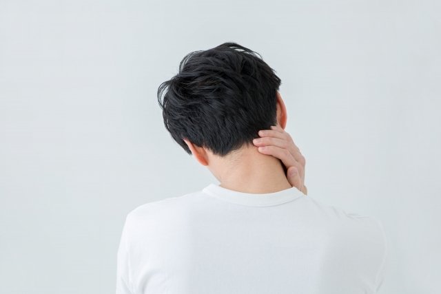 首さわる男性