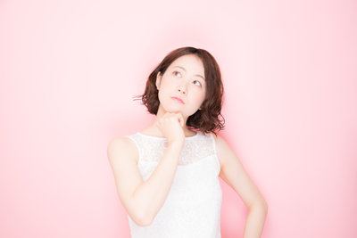 考える女性