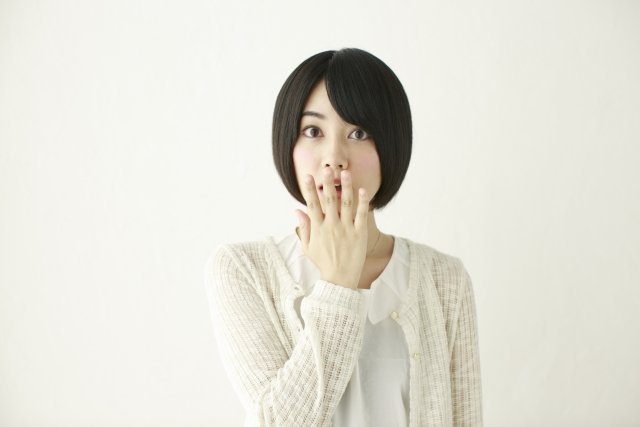 驚く女性