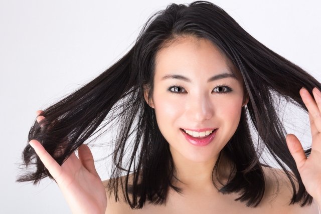 髪をさわる女性
