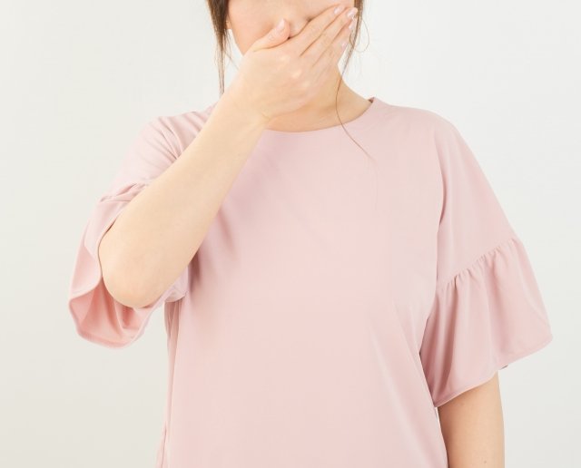 鼻をおさえる